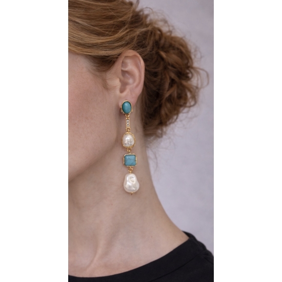 Kolczyki z perłami i turkusem – elegancka biżuteria vintage w złotym odcieniu.